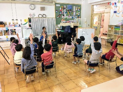 写真:お楽しみ会をする子どもたち2