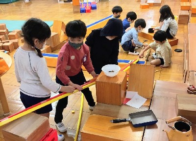 写真:どんぐり装置を作る子どもたち1