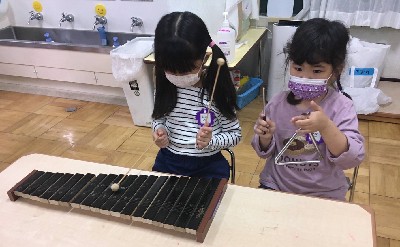 写真:楽器を鳴らす子どもたち