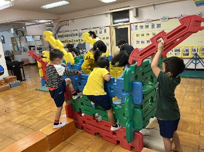 写真:マルチパネルで家を作る子どもたち