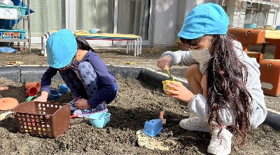 写真:砂場で遊ぶ子どもたち