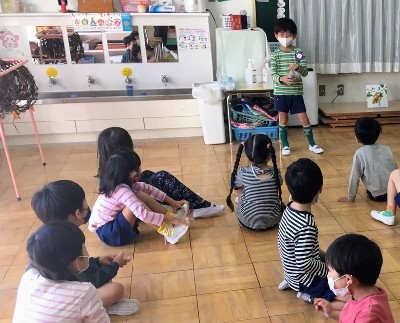 写真:お話を分かち合う子どもたち