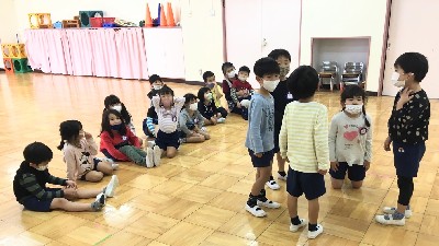 写真:お話作りをする子どもたち