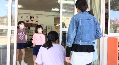 写真:小学生との交流