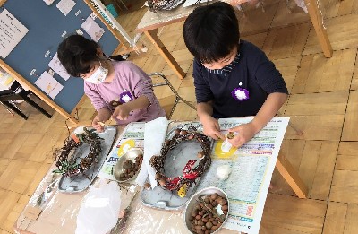 写真:リースを作る子どもたち