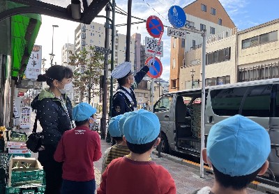 写真:警察の方と子どもたち