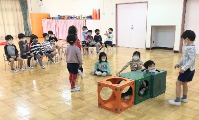 写真:背景の相談をする子どもたち