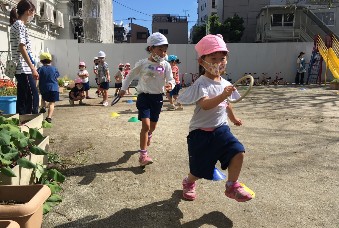 写真:リレーをする子どもたち1