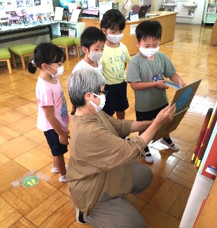 写真:学校図書館訪問する子どもたち