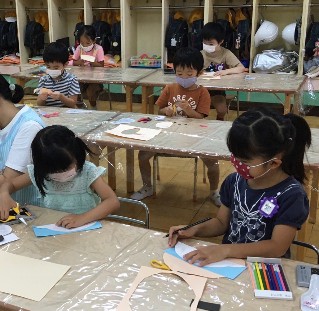 写真:自分の顔作りをする子どもたち