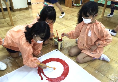 写真:製作する子どもたち