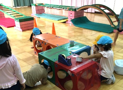 写真:遊園地を作る子どもたち1