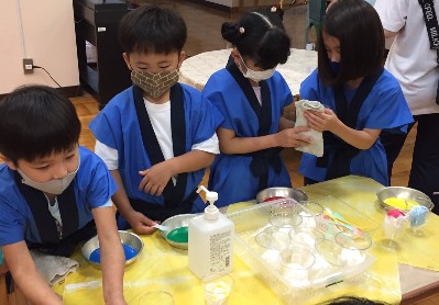 写真:準備をする子どもたち