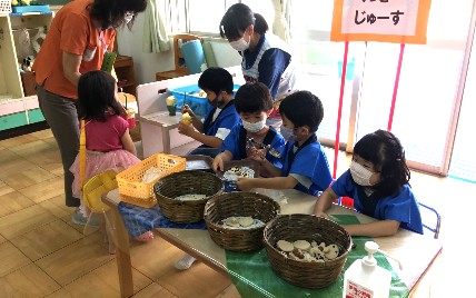 写真:お客さんの対応をする子どもたち1