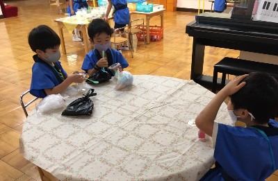 写真:協力して作業する子どもたち3