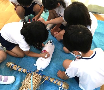 写真:かかしを作る子どもたち