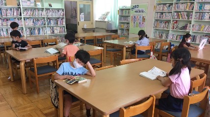 写真:本を読む子どもたち