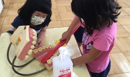 写真:歯ブラシ体験をする子どもたち