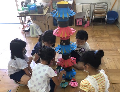 写真:ちょうちんタワーを作る子どもたち2