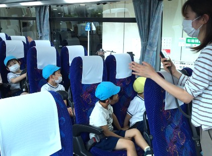 写真:バスに乗った子どもたち