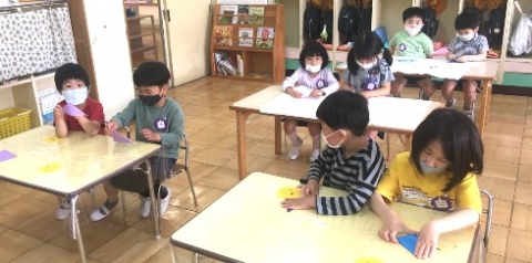 写真:思い出を振り返る子どもたち