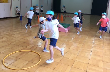 写真:室内で遊ぶ子どもたち