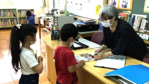 写真:本を借りる子どもたち