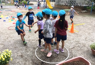 写真:知恵を絞り遊ぶ子どもたち