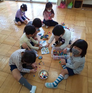 写真:集中して遊ぶ子どもたち