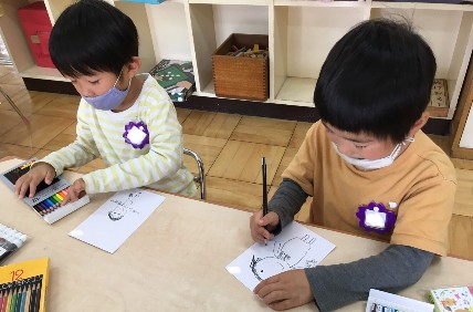 写真:当番表を作る子どもたち