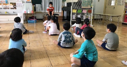 写真:先生と子どもたち