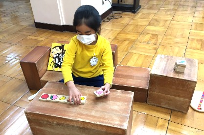 写真:学校ごっこをする子どもたち1