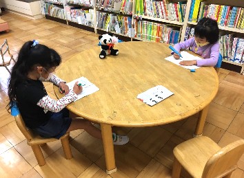 写真:学校ごっこをする子どもたち2