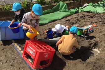 写真:泥の感触を味わう子どもたち1