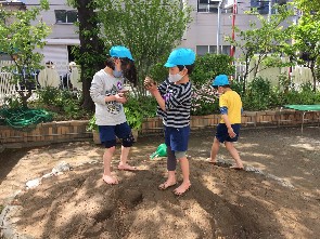写真:泥の感触を味わう子どもたち2