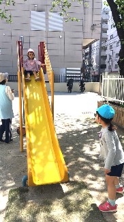 写真:滑り台で遊ぶ子どもたち