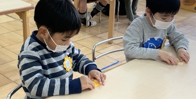 写真:折り紙をする子どもたち