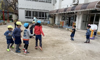 写真:お外で中当てを楽しむ子どもたち