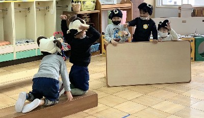 写真:絵本ごっこ遊びをする子どもたち