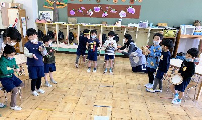 写真:様々な楽器を鳴らす子どもたち