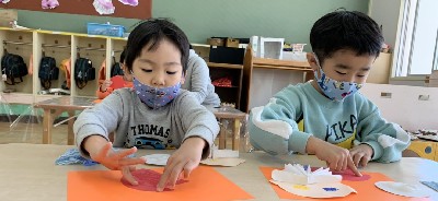 写真:サンタクロースのお顔を作る子どもたち1