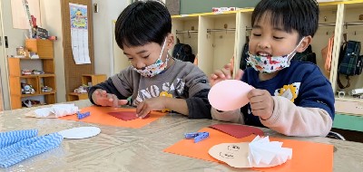 写真:サンタクロースのお顔を作る子どもたち2