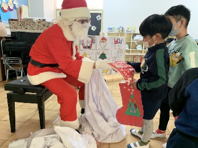 写真:サンタさんと子どもたち