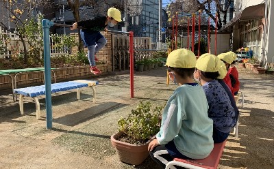 写真:固定遊具へ挑戦する子どもたち