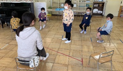 写真:椅子取りゲームを楽しむ子どもたち