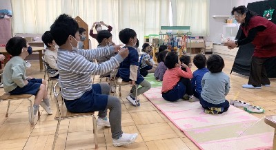 写真:お話を聞く子どもたち