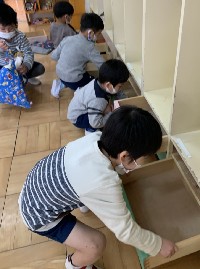 写真:大掃除をする子どもたち