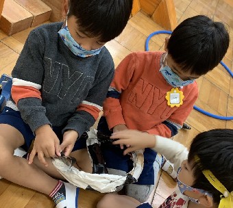 写真:船のハンドルを作る子どもたち