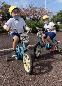 写真:自転車に乗る子どもたち