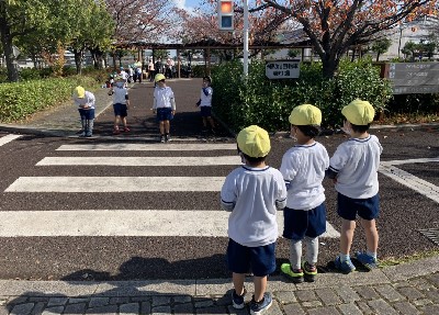 写真:信号を待つ子どもたち